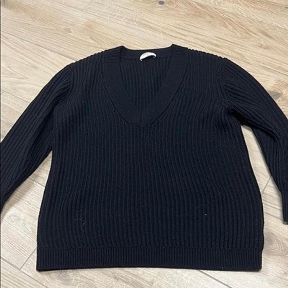 Aritzia Black V-Neck Sweater 100% merino wool
